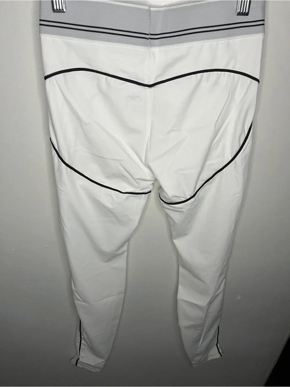 Alo Yoga NWT 2 Piece Set White Black Piping Sports Bra & Leggings